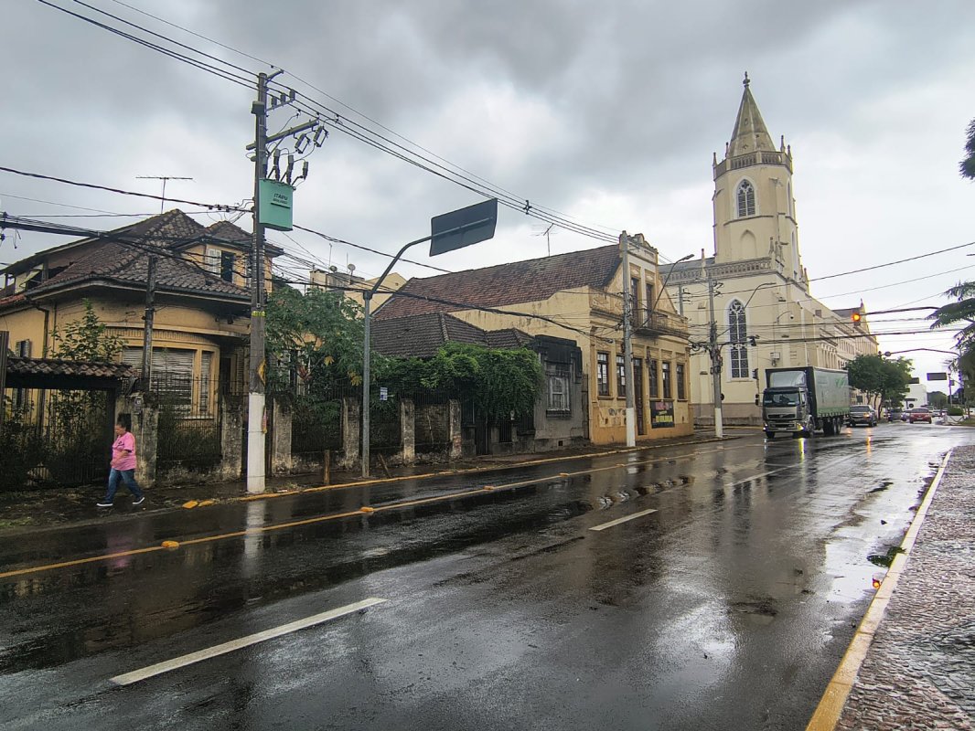 02ª Data | (são Leopoldo/rs) Uma Casa Na Av. Dom João Becker, Bairro Centro, localizado em São Leopoldo - RS
