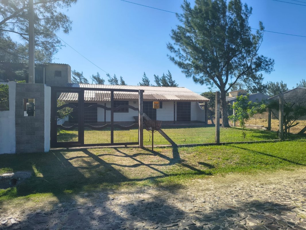 02ª Data | (cidreira/rs) Uma Casa Com Aprox. 91,00m², A 5 Quadras Do Mar, localizado em Cidreira - RS