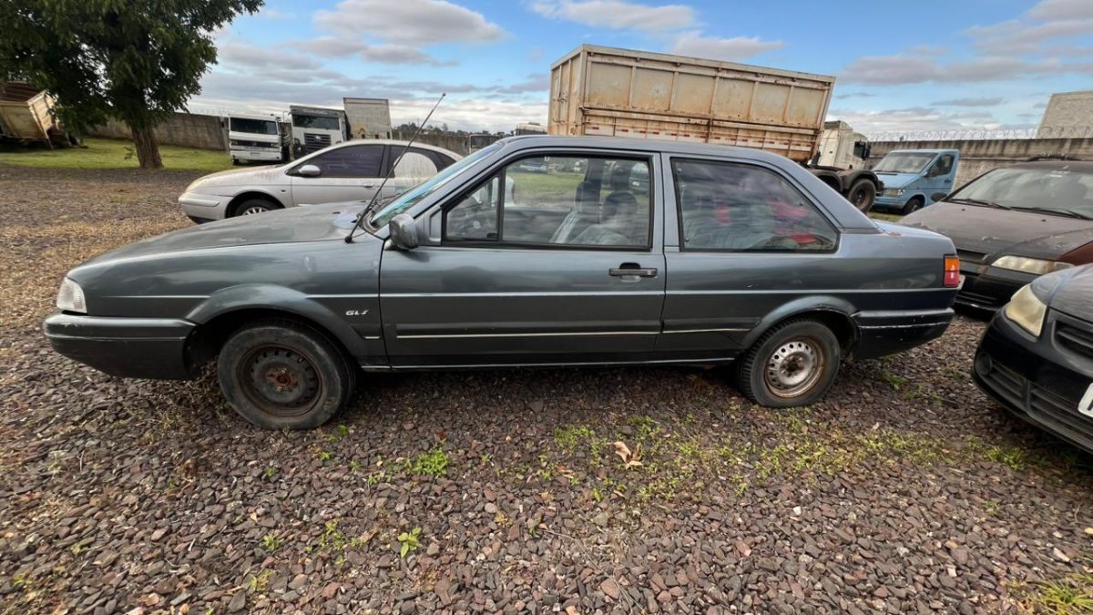 LOTE 002 - 02ª DATA | Um veículo VW/SANTANA GLS 2000, ano/mod 1991/1992