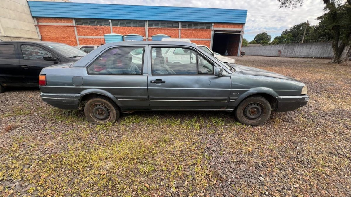 LOTE 002 - 02ª DATA | Um veículo VW/SANTANA GLS 2000, ano/mod 1991/1992