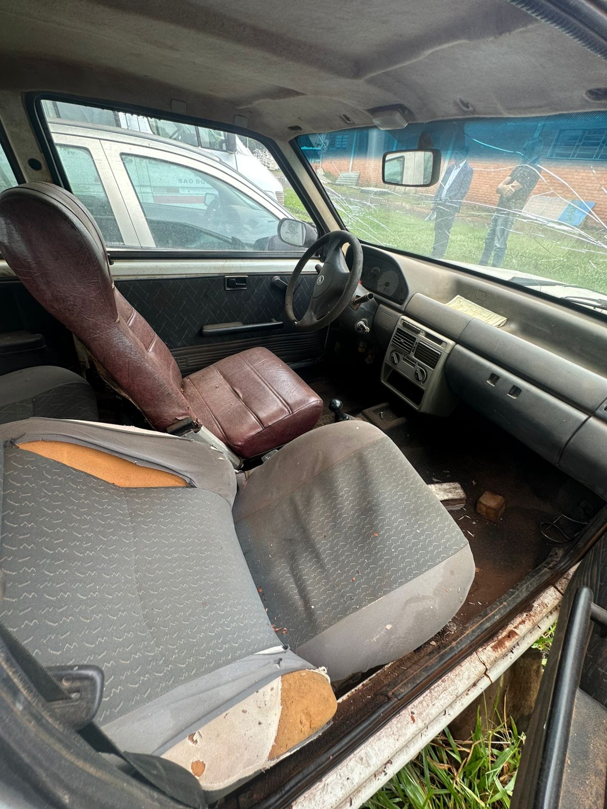 LOTE 013 - Veículo tipo automóvel, marca Fiat, modelo Uno Mille, ano de fabricação 2006