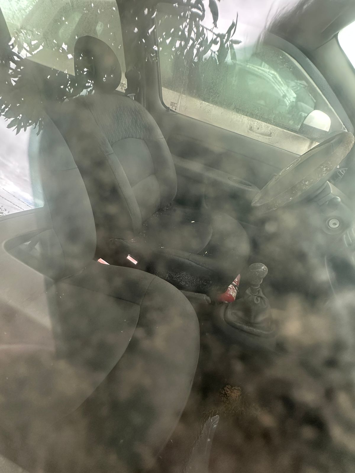 LOTE 010 - Veículo tipo automóvel, marca Renault, modelo Clio, ano/modelo de fabricação 2014/15
