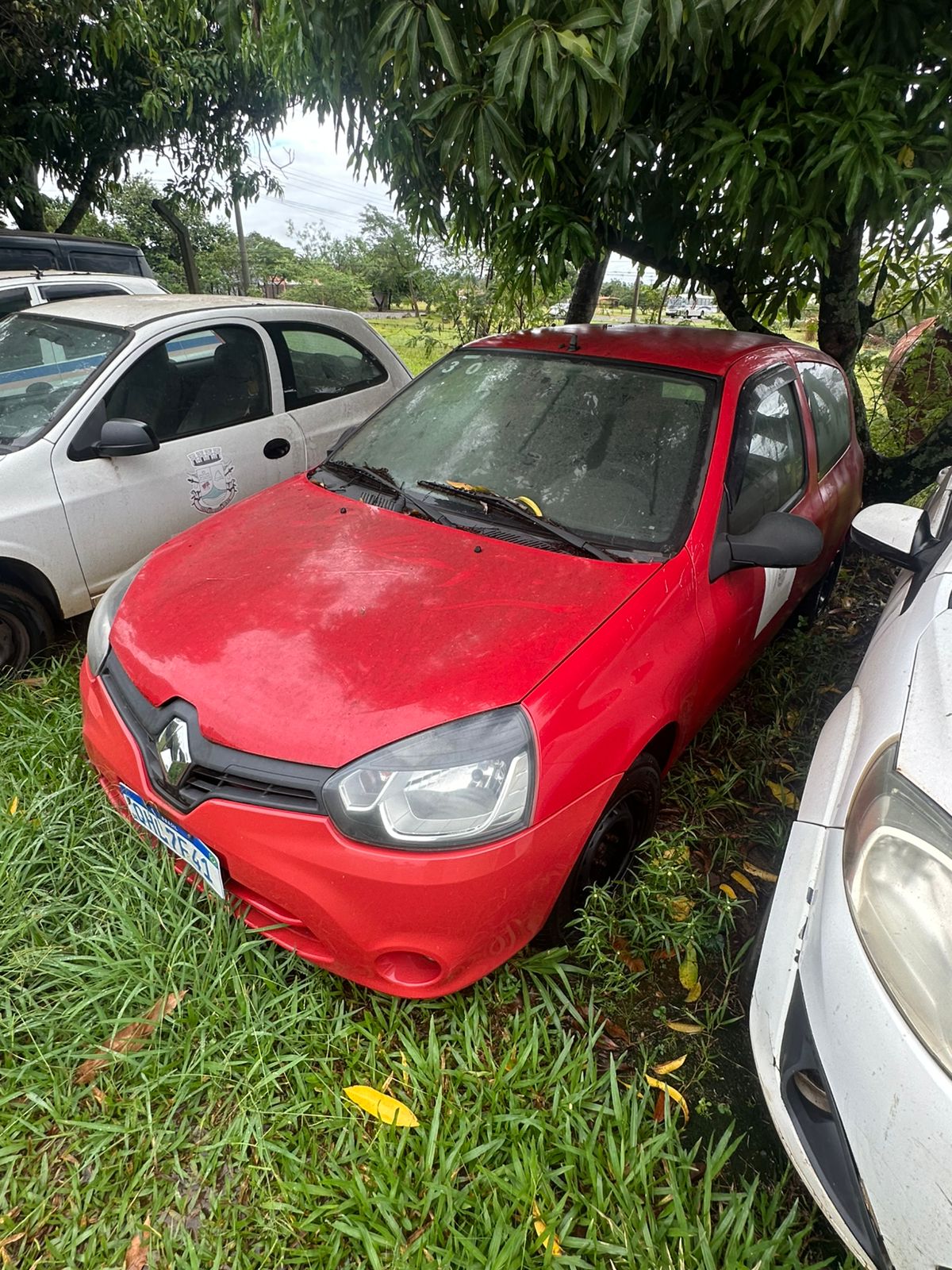 LOTE 010 - Veículo tipo automóvel, marca Renault, modelo Clio, ano/modelo de fabricação 2014/15