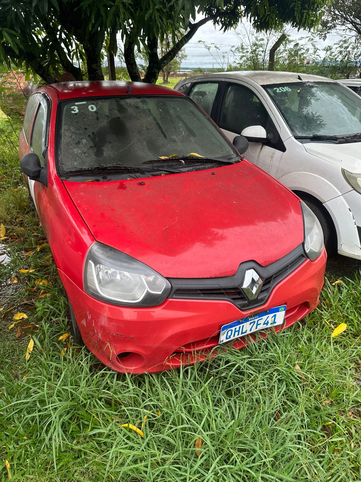 LOTE 010 - Veículo tipo automóvel, marca Renault, modelo Clio, ano/modelo de fabricação 2014/15