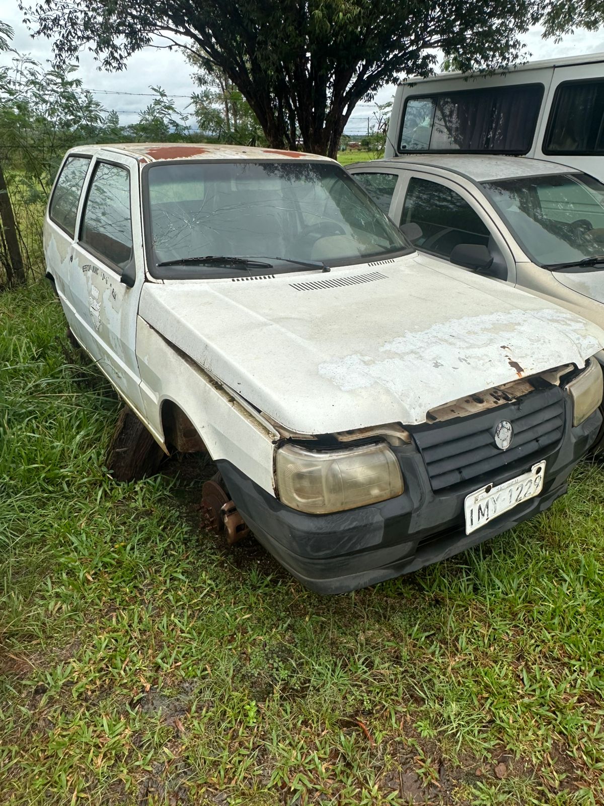 LOTE 013 - Veículo tipo automóvel, marca Fiat, modelo Uno Mille, ano de fabricação 2006