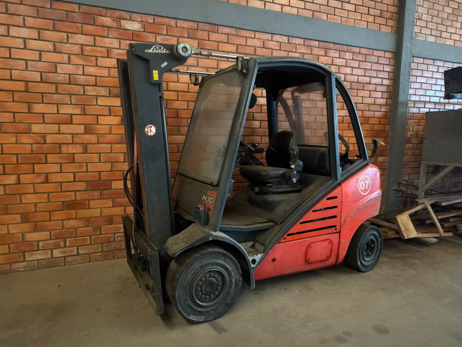 LOTE 001 - Uma empilhadeira Linde, modelo H30T, ano 2005, capacidade 3.000kg