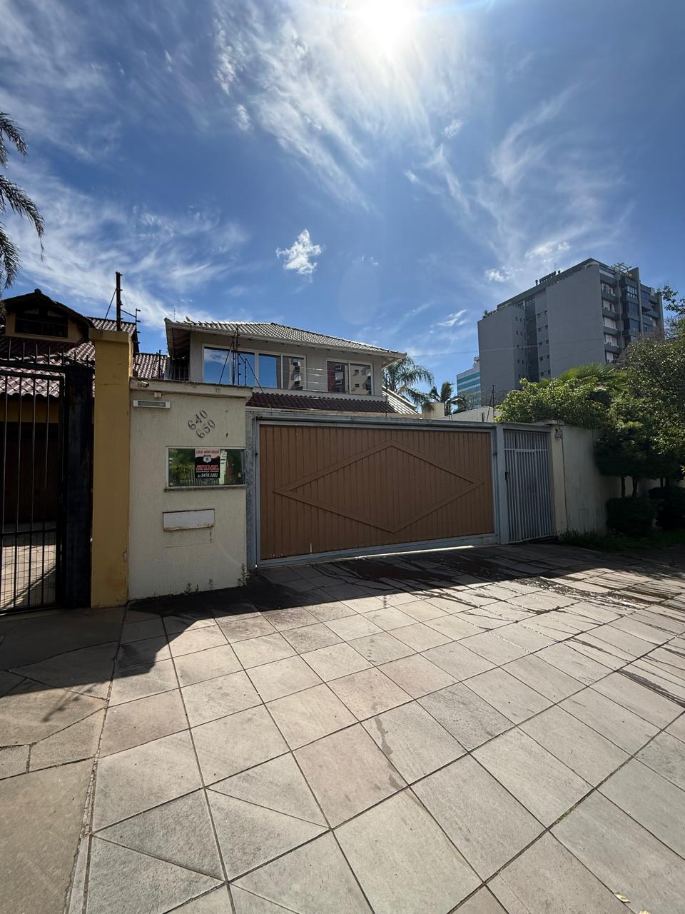 LOTE 015 - (PORTO ALEGRE/RS) Uma casa no Bairro Chácara das Pedras