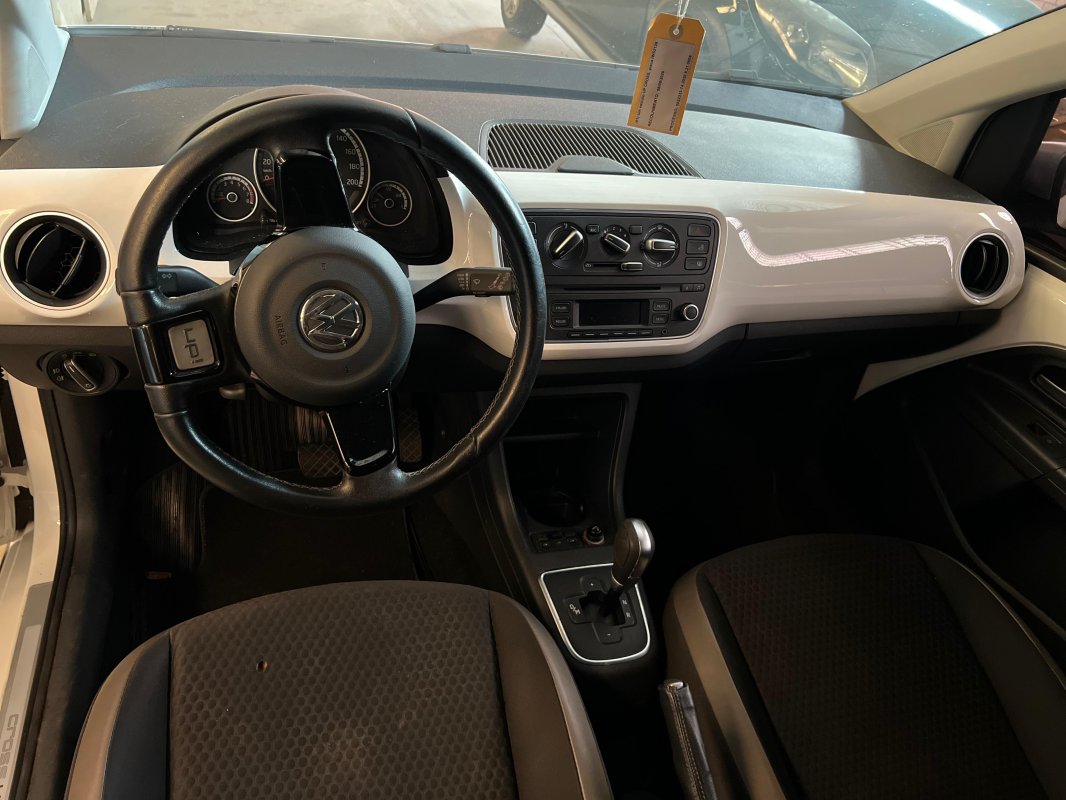 LOTE 001 - Um veículo  VW/UP CROSS AS, ano/mod. 2015/2016