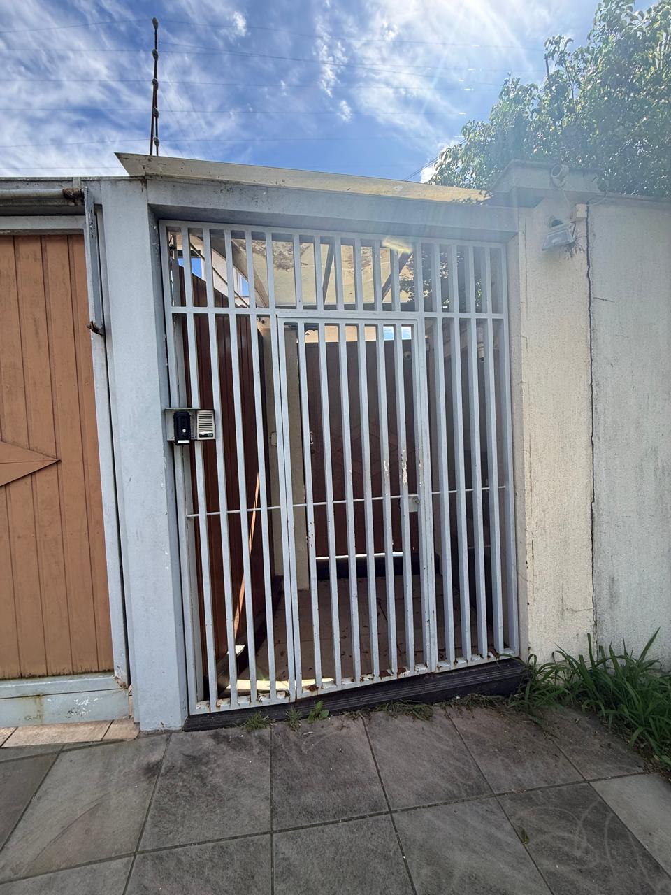 LOTE 015 - (PORTO ALEGRE/RS) Uma casa no Bairro Chácara das Pedras