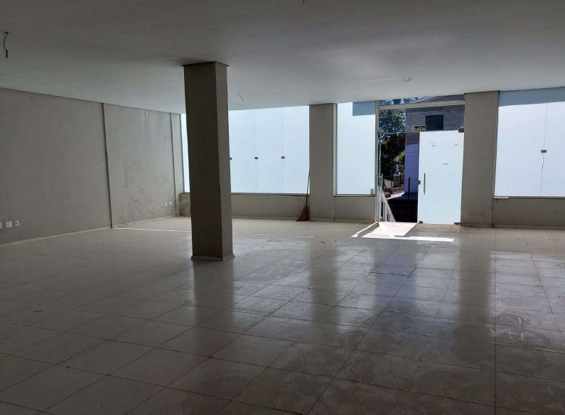 LOTE 016 - (GARIBALDI/RS) Sala comercial c/ 159,04m² + 02 vagas de estacionamento, todos do Edifício Residencial Giuseppe Garibaldi, no Bairro Ferroviário